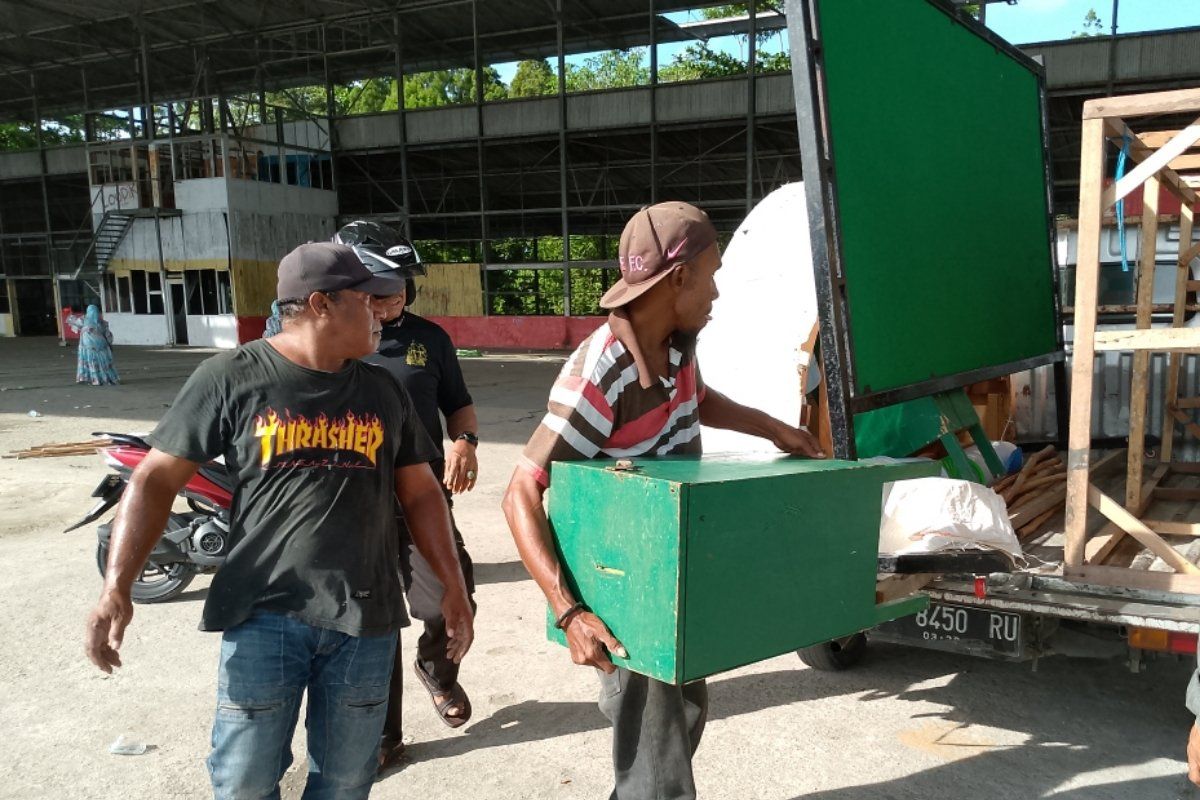 Warga OAP wujudkan toleransi beragama membantu bersihkan tempat shalat Id