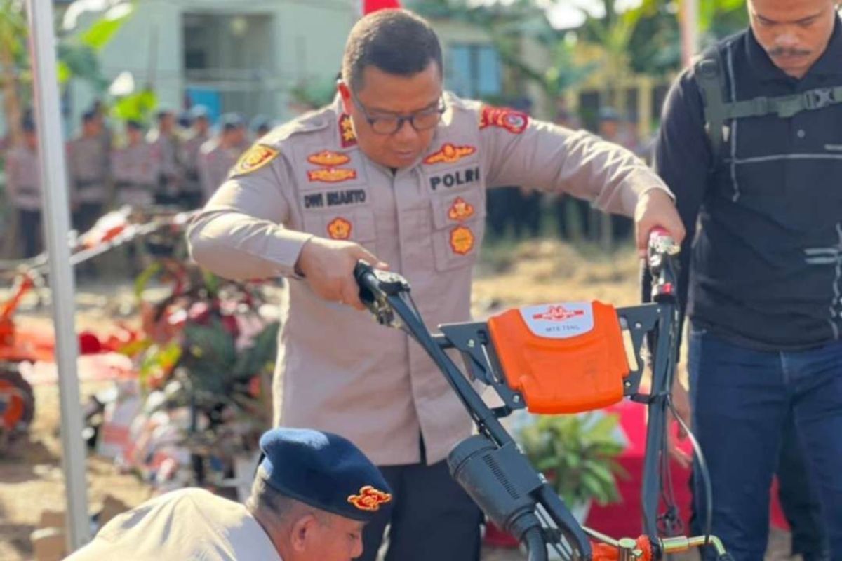 Kapolda Sultra salurkan bantuan pupuk dan traktor ke petani di Konsel