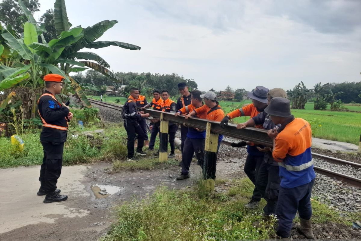 KAI Tanjungkarang lakukan penutup perlintasan KA liar di Martapura Sumsel