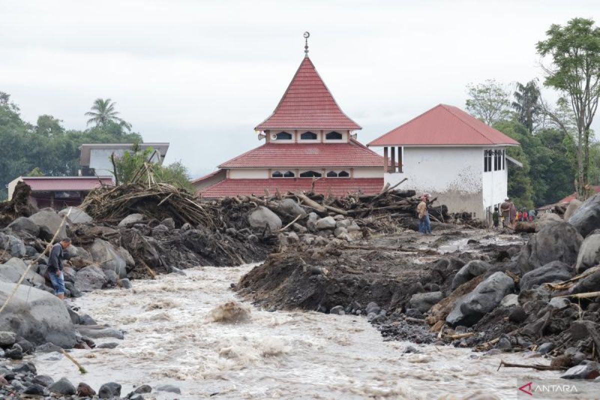 BNPB uji EWS sebelum pemasangan di sekitar sungai di Gunung Marapi