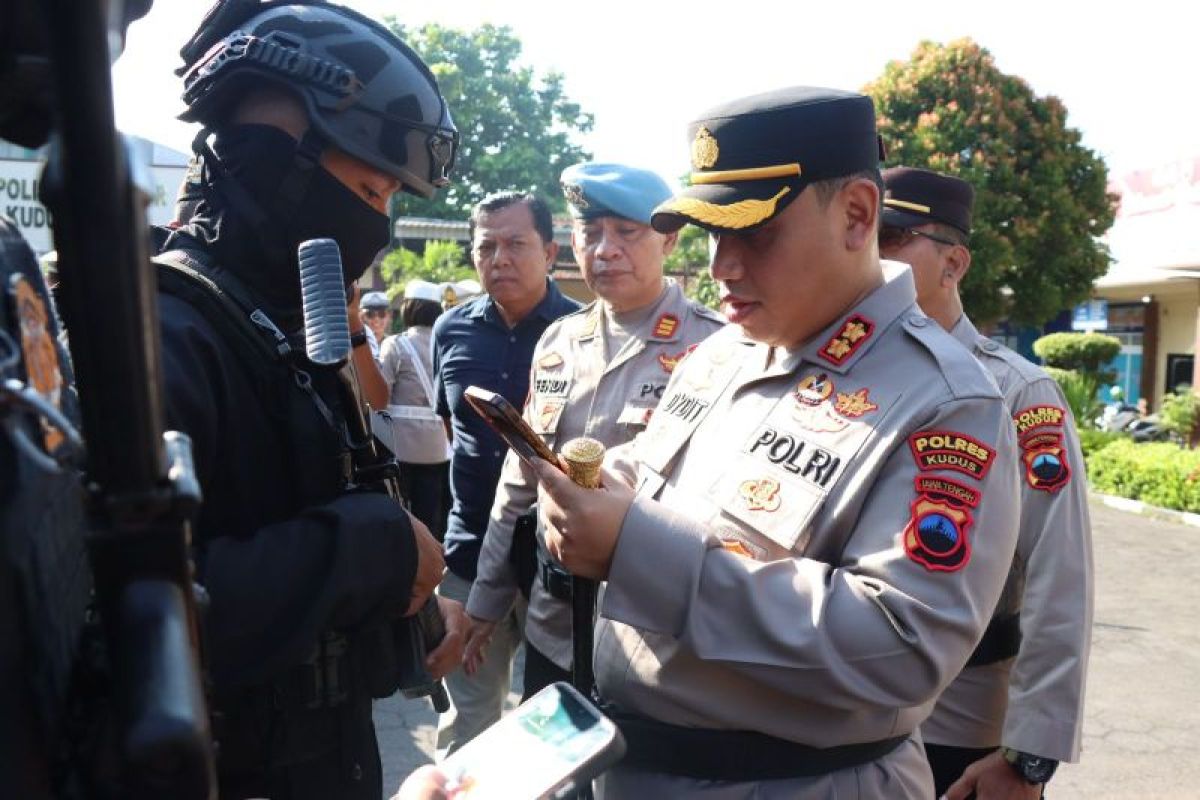 Kapolres Kudus periksa ponsel anggota, ini sebabnya