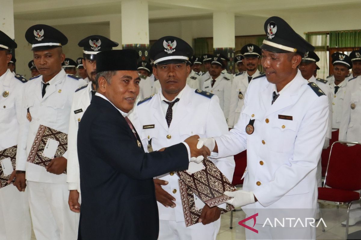 Bupati Mabar serahkan SK perpanjangan jabatan 59 kades