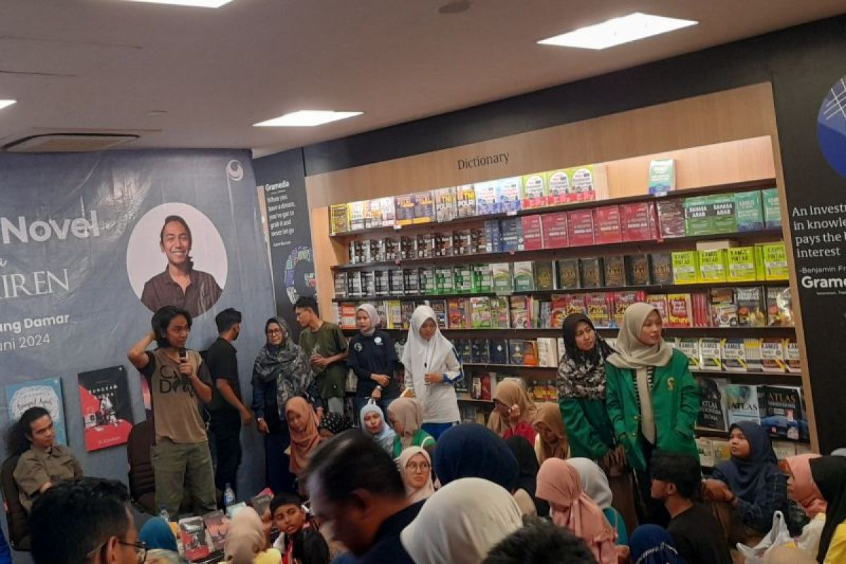 Lantai Tiga Gramedia Padang membludak, bincang dengan penulis novel "Dompet Ayah Sepatu Ibu"