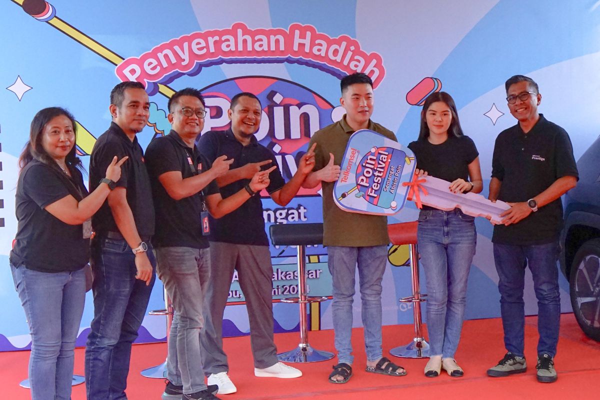 Seorang pelanggan setia Telkomsel boyong Mobil Toyota Yaris Cross dari Undian Poin Festival 2023