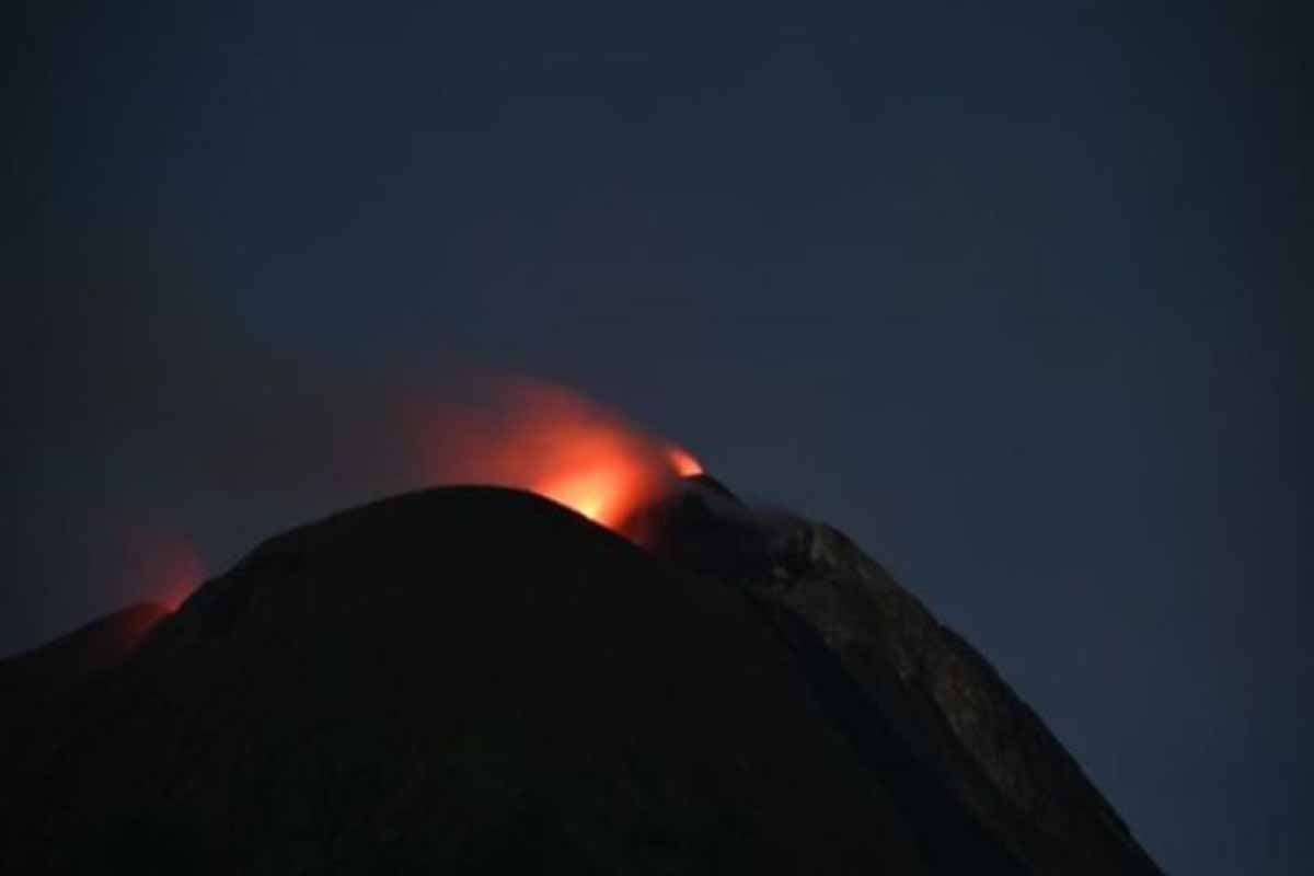 PVMBG  imbau warga tiga desa di kaki gunung Lewotolok waspada