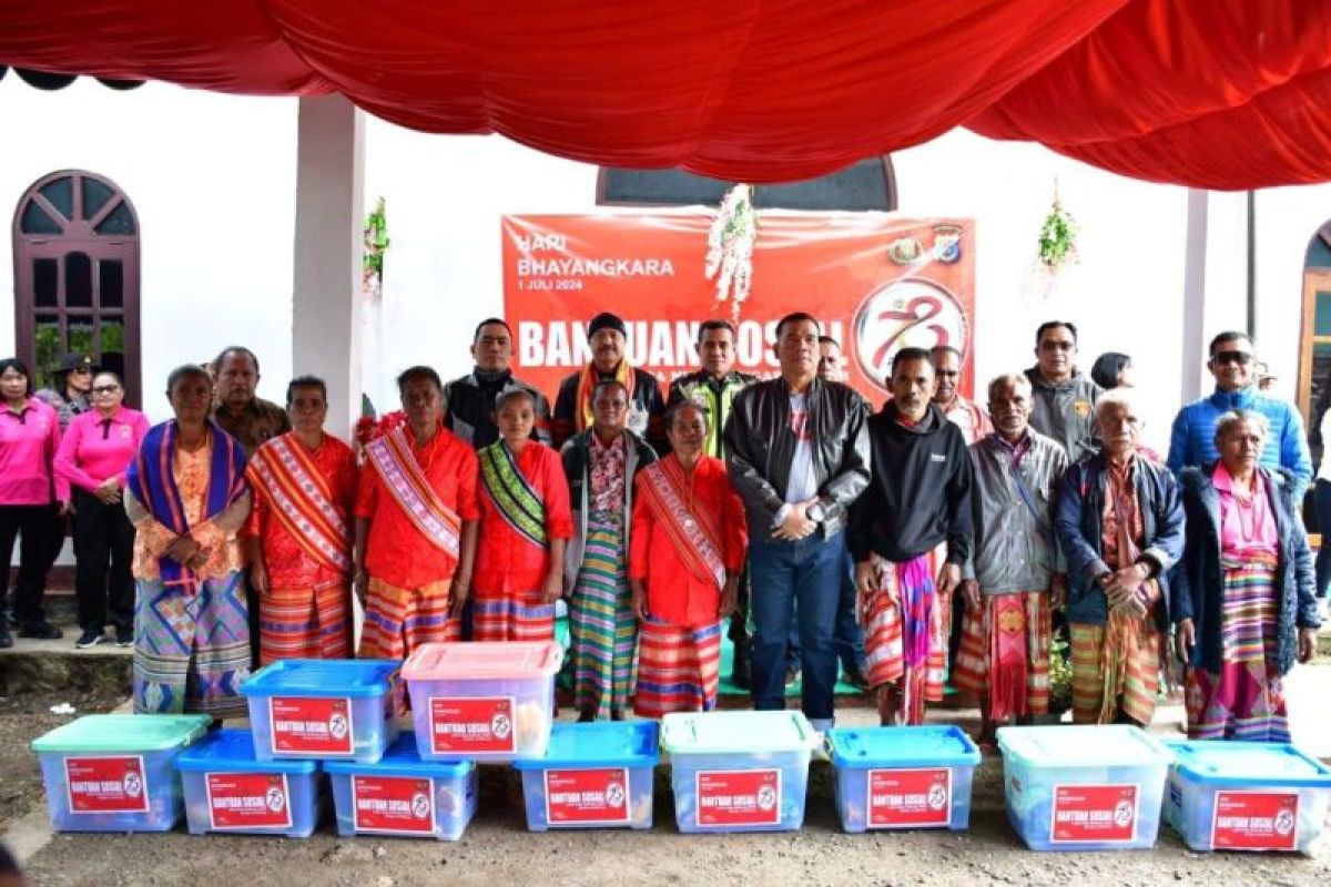 Kapolda NTT bagikan sembako kepada 300 warga kurang mampu