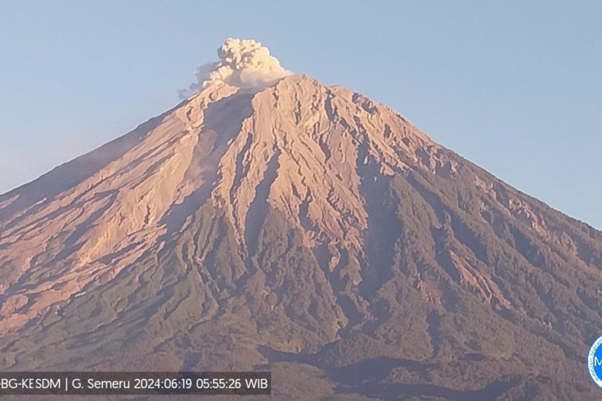 Gunung Semeru erupsi