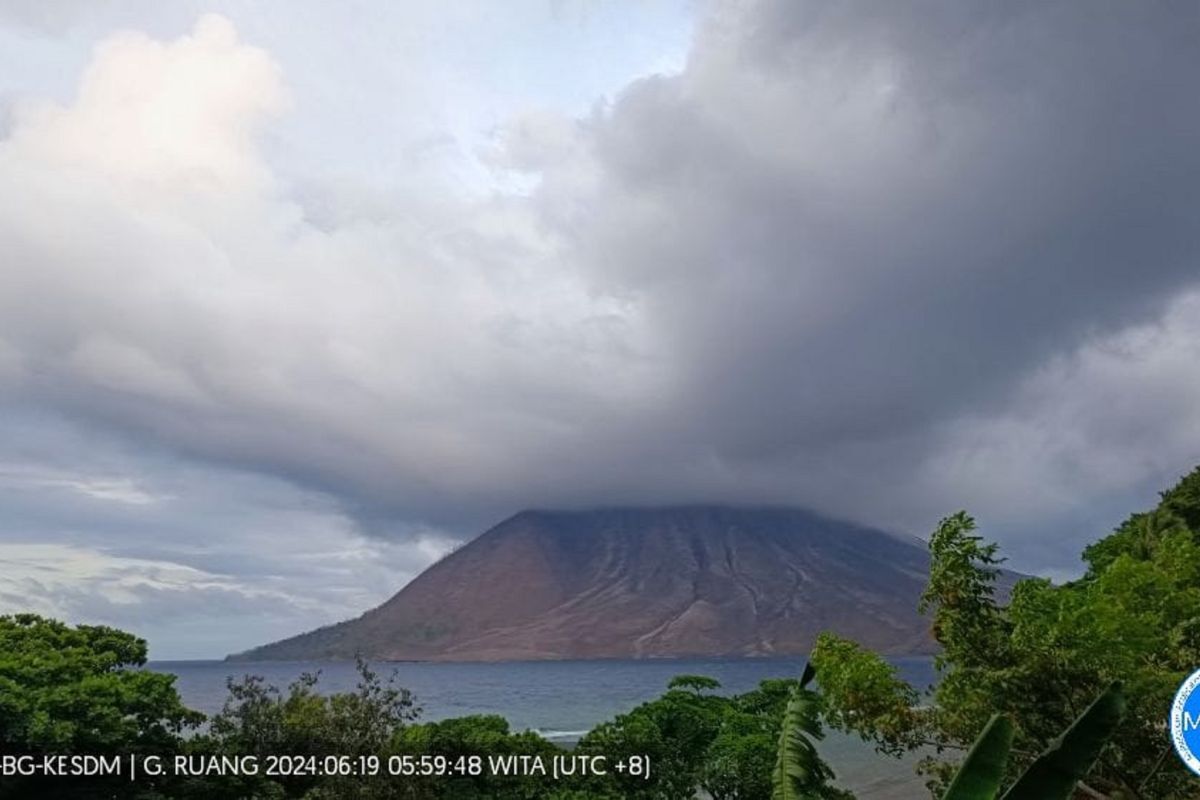 PVMBG catat 44 kali gempa embusan Gunung Ruang di Sitaro