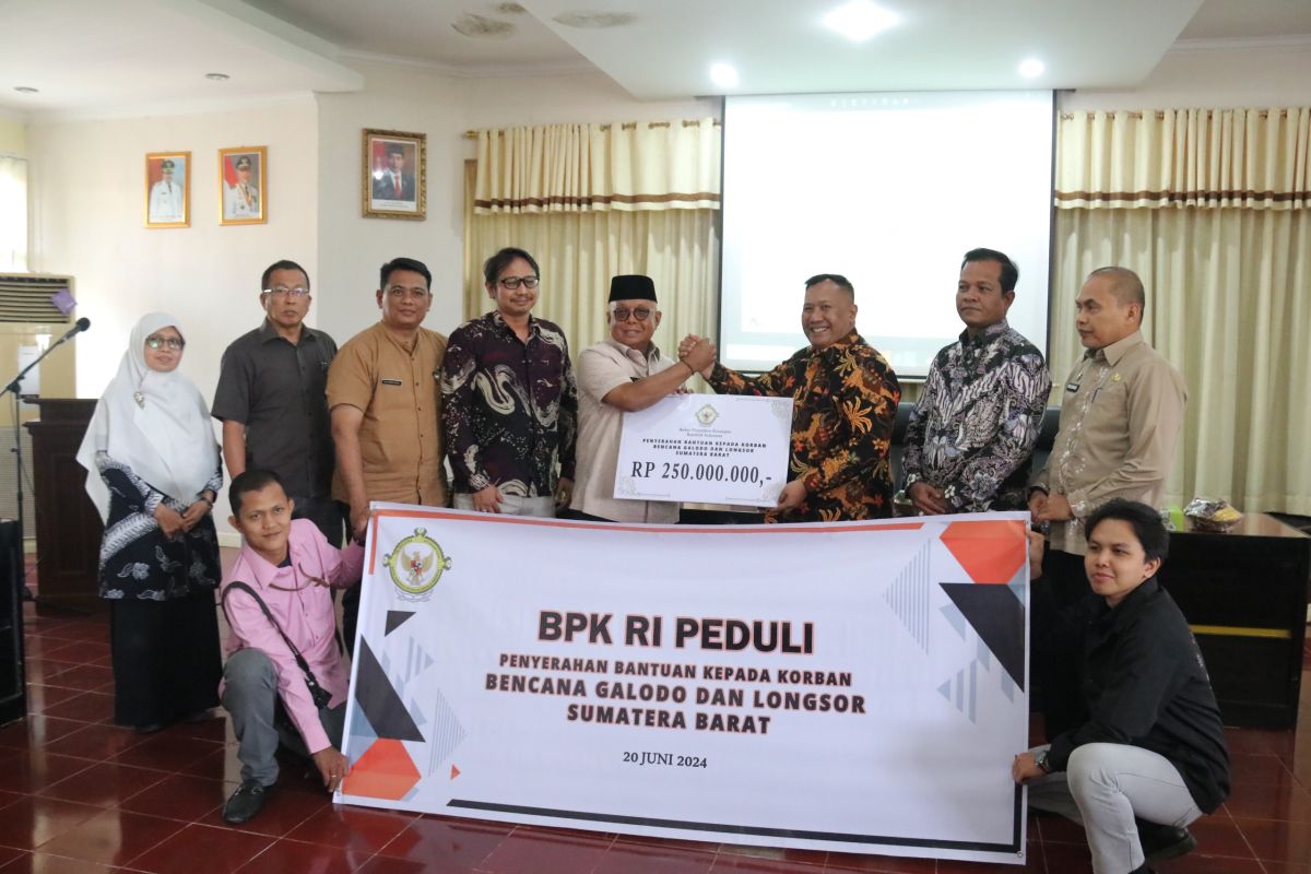 BPK RI serahkan bantuan Rp250 juta pemulihan bencana di Agam