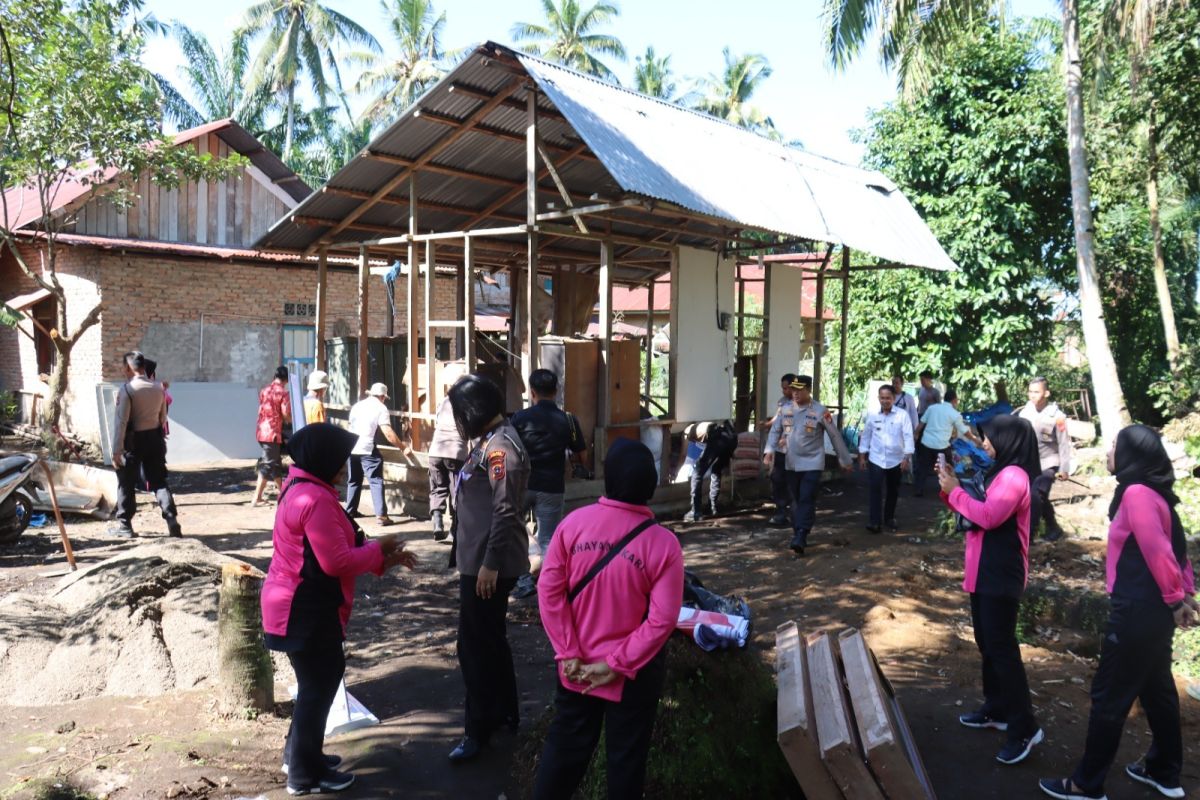 Polres Pasaman Barat bantu bedah rumah warga tidak layak huni