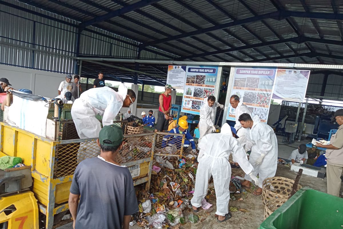 Masyarakat Mataram didorong buang sampah ke TPST Sandubaya