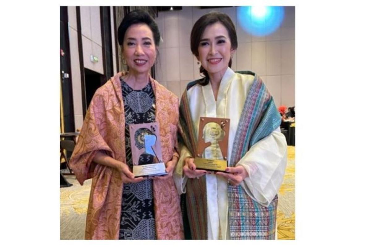 Komisaris dan Direksi Danamon terima penghargaan Infobank 500 Most Outstanding Women 2024