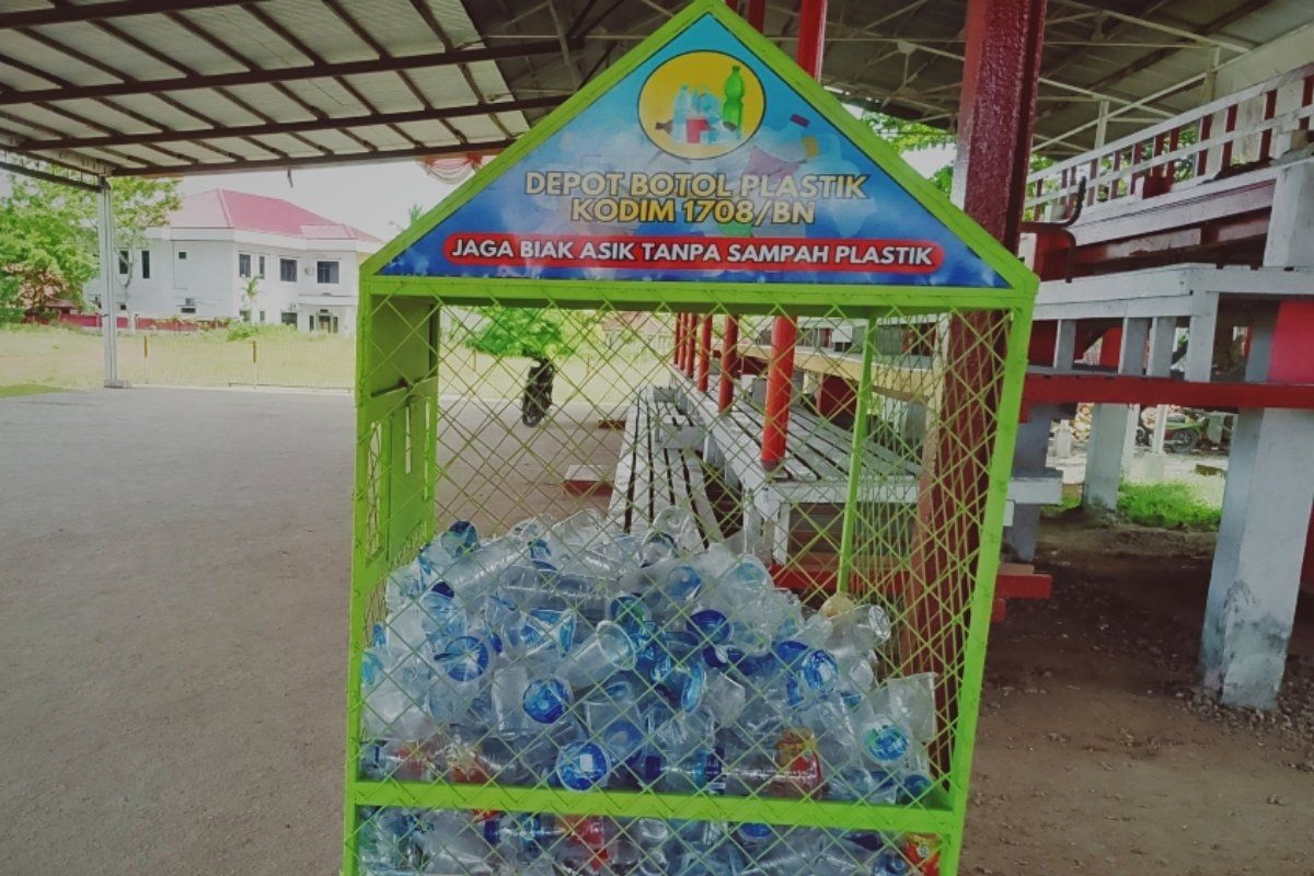 Bank sampah di Biak beli limbah sampah plastik