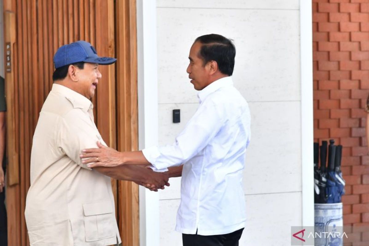 Prabowo hampiri Jokowi di Halim  beri ucapan ulang tahun