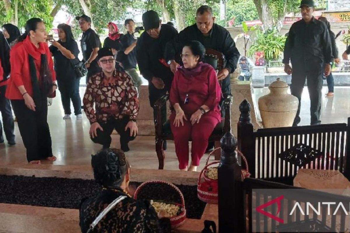 Megawati peringati wafatnya sang ayah di makam Blitar