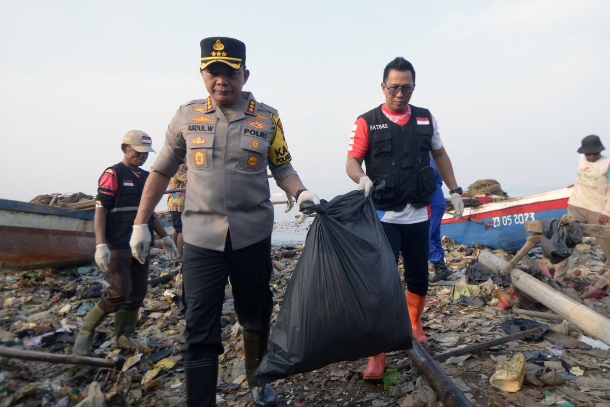 Sambut HUT Ke 78 Bhayangkara, Polresta Bandarlampung bersihkan sampah pantai