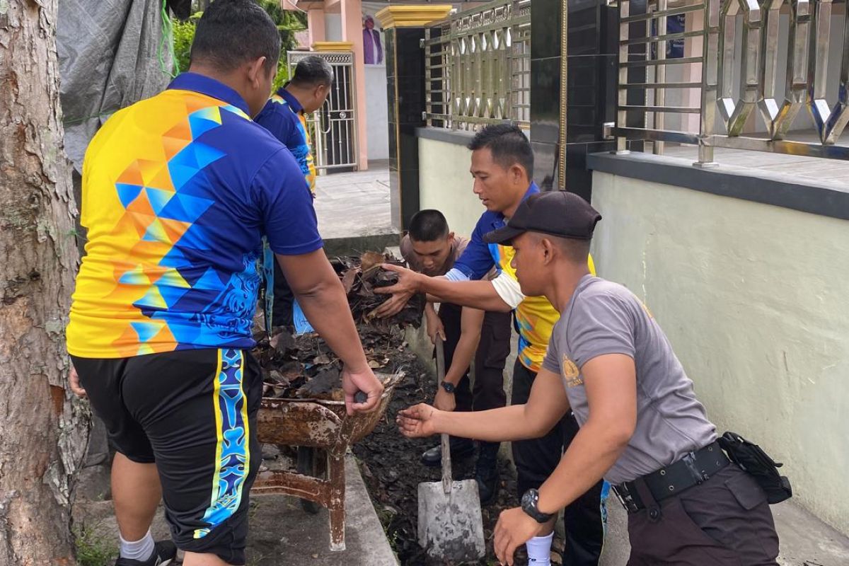 Polisi Palangka Raya bersihkan tempat ibadah sambut hari Bhayangkara