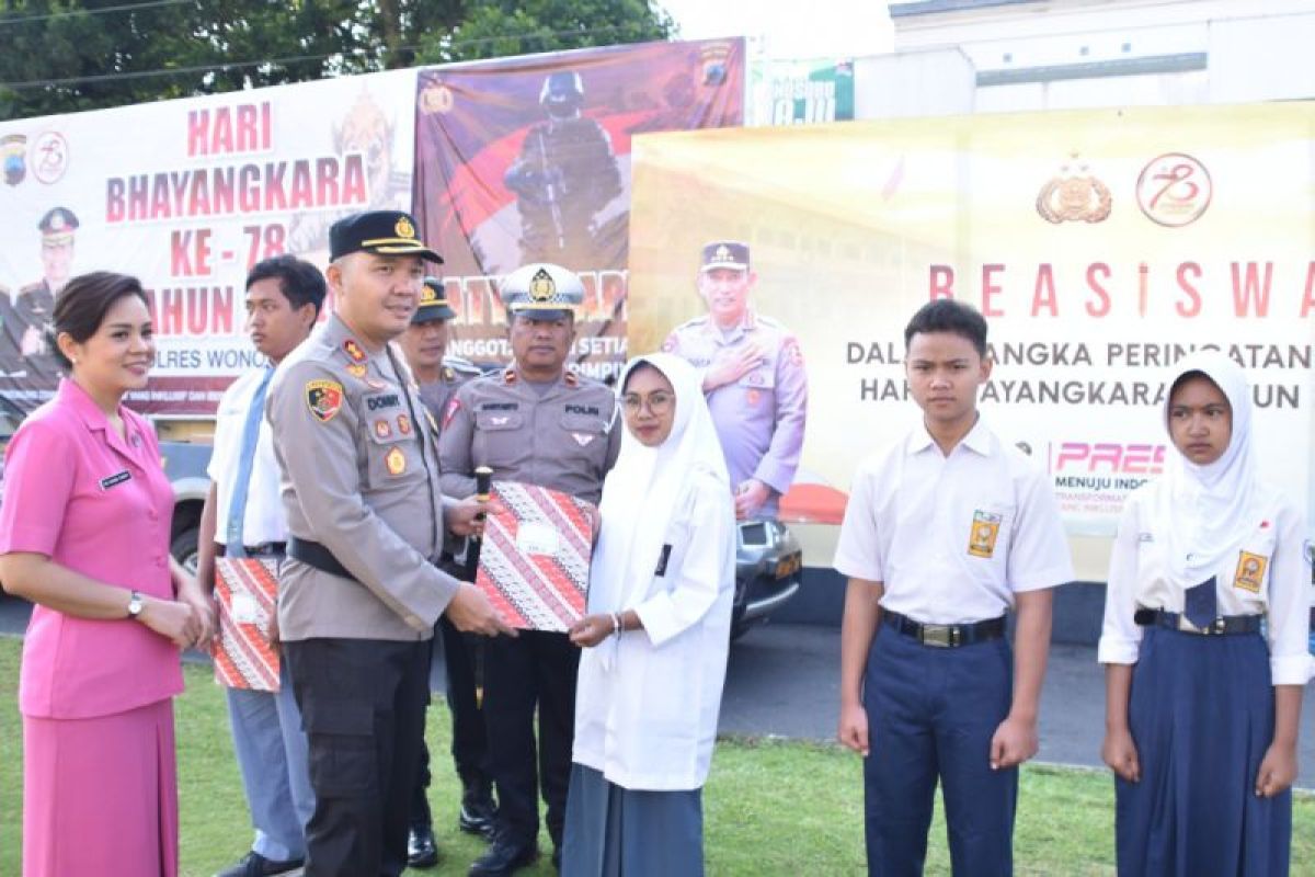 Polres Wonosobo berikan beasiswa  siswa berprestasi