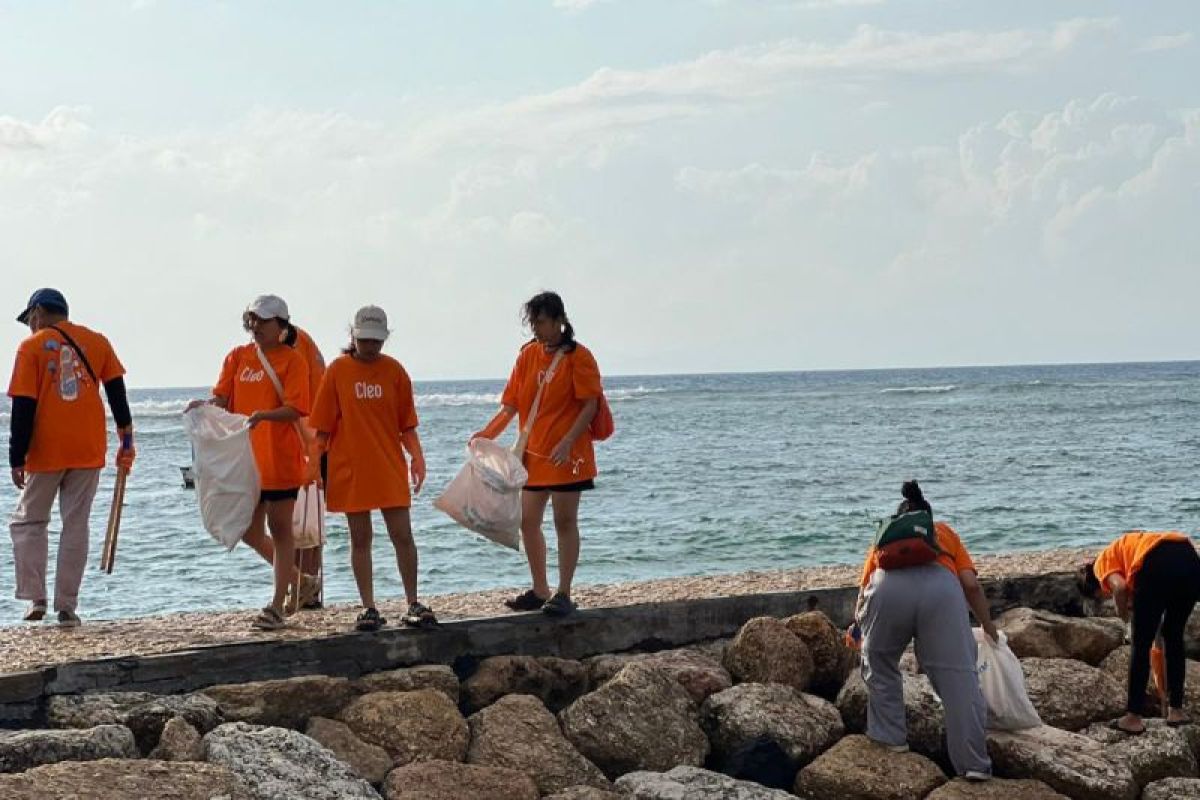 Cleo bersama masyarakat Bali bersihkan Pantai Sanur