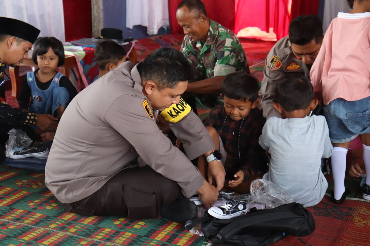 “Polisi Bagikan Beras, Sepatu, dan Tas Gratis untuk Anak-Anak di Lampung Selatan! Terharu!” – Ungkap Kapolres