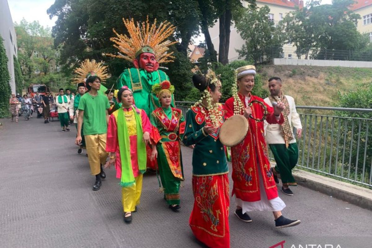 Ondel-ondel ramaikan Fete de la Musique di Berlin