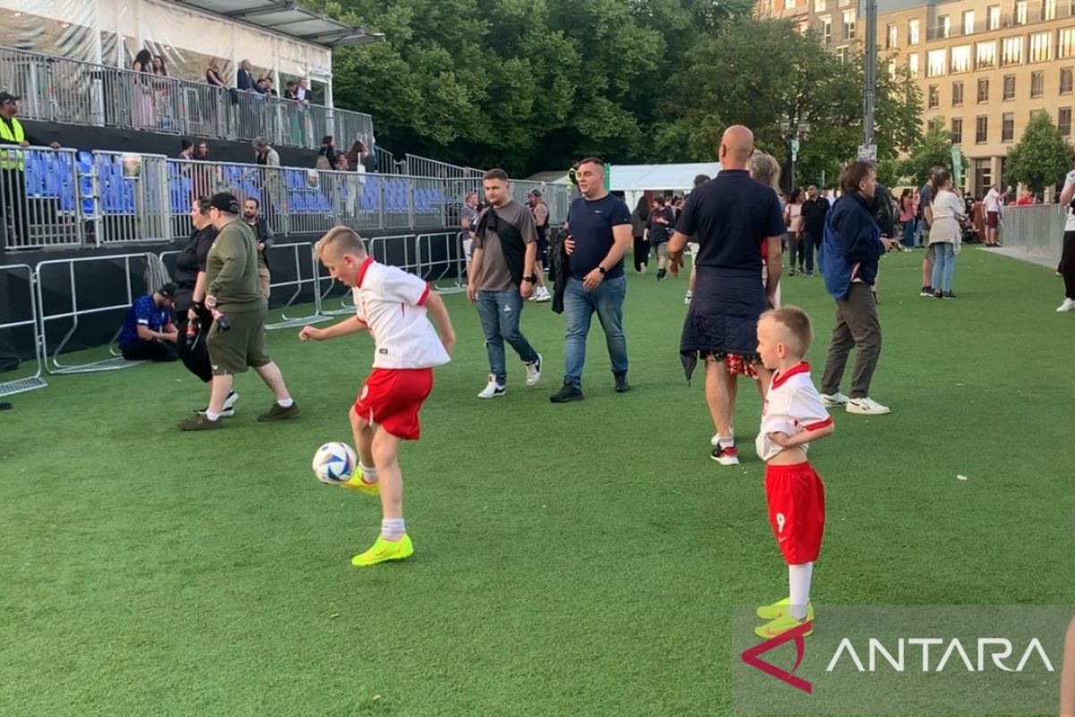 Aksi dua suporter cilik Polandia mencuri perhatian di Fan Zone