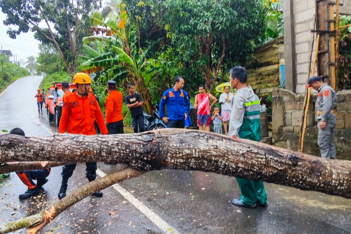 Polres Kepulauan Anambas Kepri imbau warga waspadai cuaca ekstrem