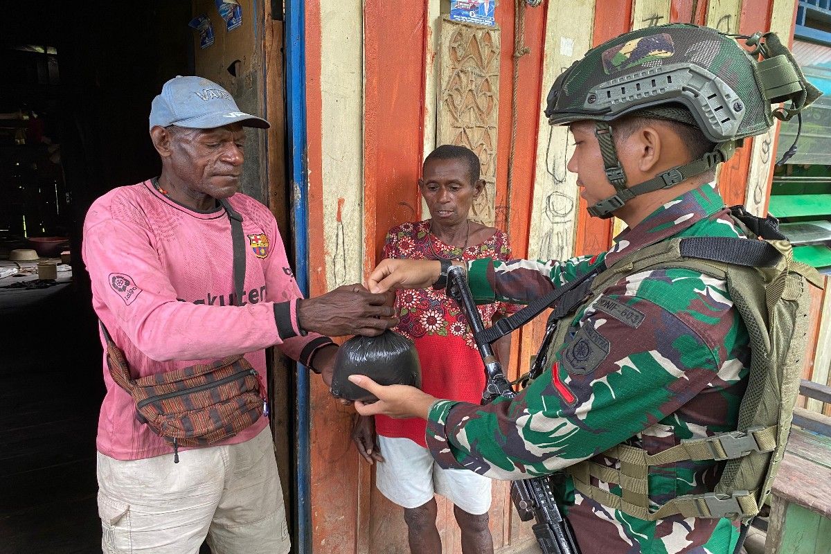 Koops TNI Habema berbagi bahan pokok ke masyarakat Nduga