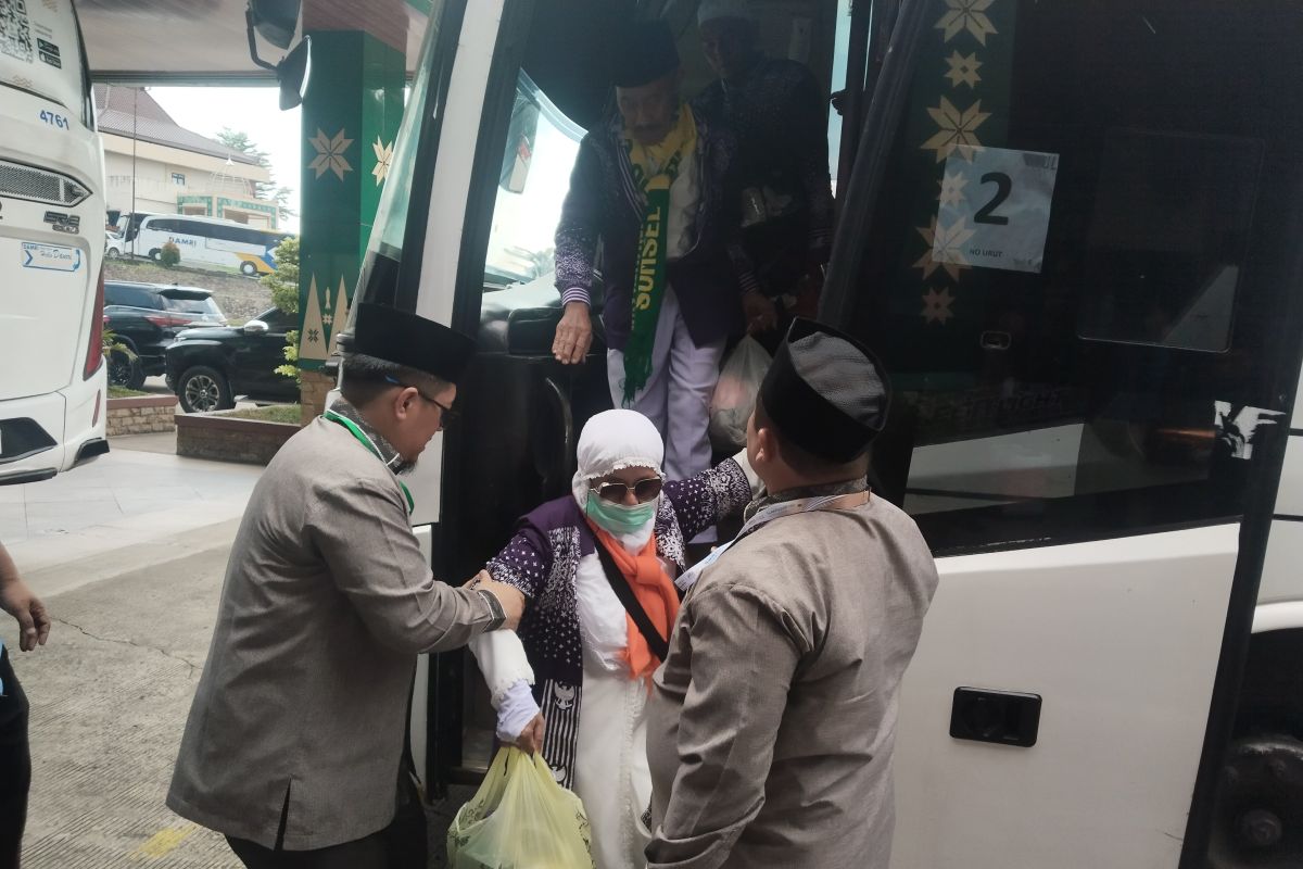 Kedatangan terlambat 14 jam, Jamaah haji Kloter I Debarkasi Palembang tiba dengan jumlah utuh