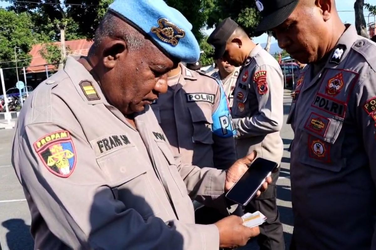 Polres Sikka cek ponsel personel pastikan tidak ada aplikasi judi online