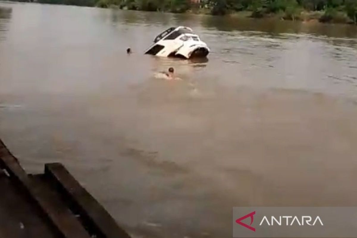 Mobil Kapolsek Katingan Hulu tercebur, satu orang diduga hilang tenggelam