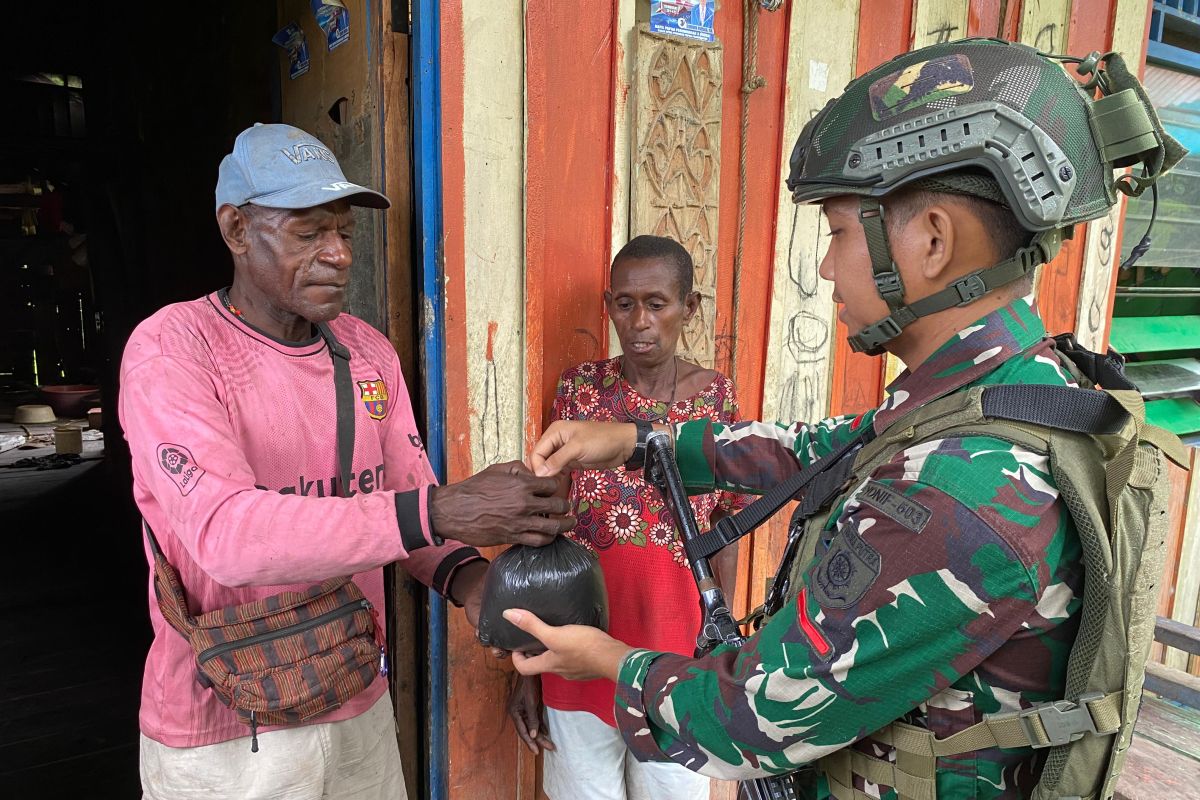 TNI distributes food parcels for Highland Papua's Batas Batu residents