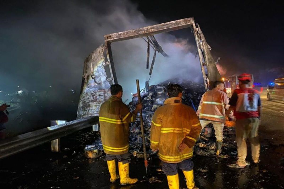 Truk ekspedisi terbakar di Tol Pemalang