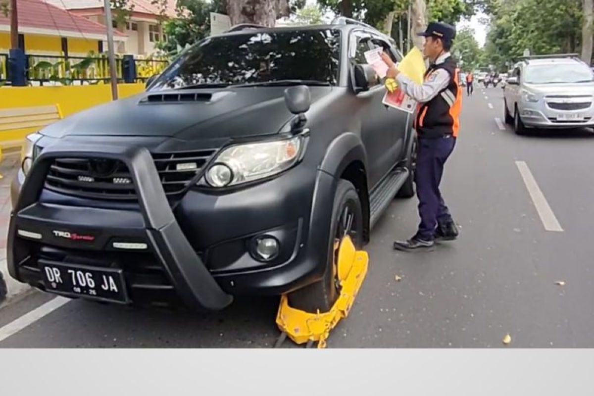 Dishub Mataram gembok kendaraan pengantar pendaftar PPDB parkir sembarangan