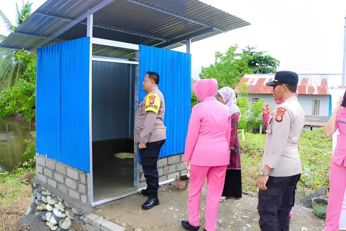 Polres Banggai bangun sarana air bersih dan MCK untuk warga