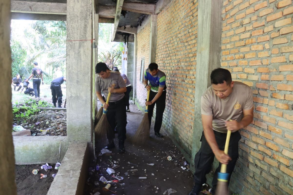 Polres Pasaman Barat adakan bakti religi bersihkan masjid