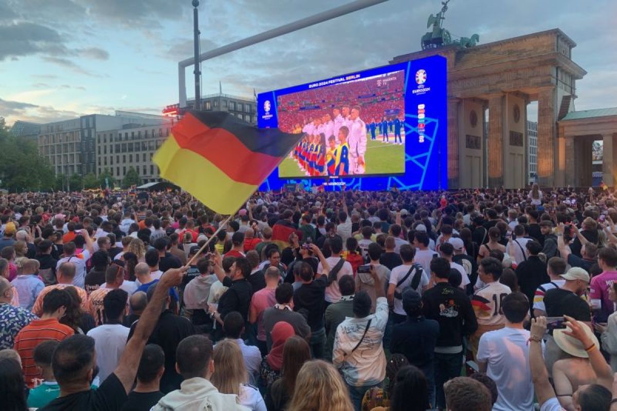 Sebanyak 70 ribu suporter memadati Fan Zone di Berlin