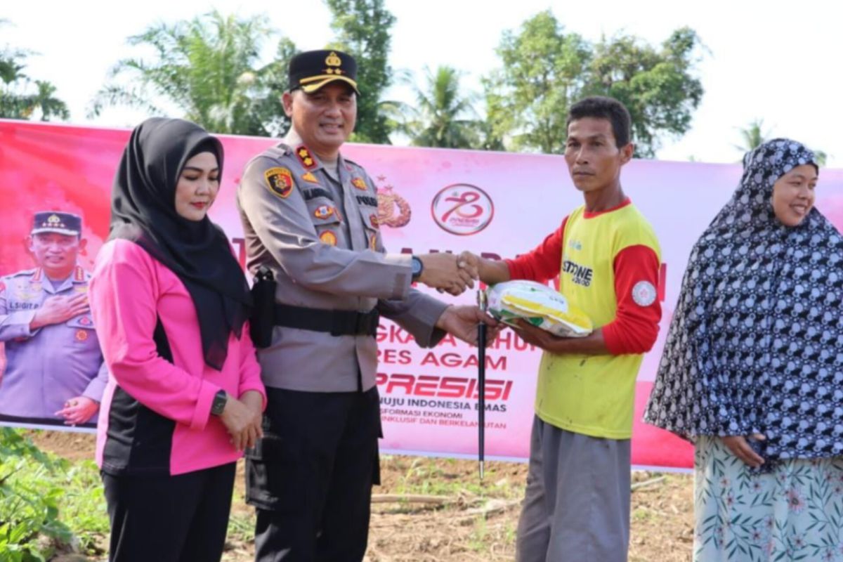 Polres Agam serahkan bibit jagung ke petani untuk ketahanan pangan