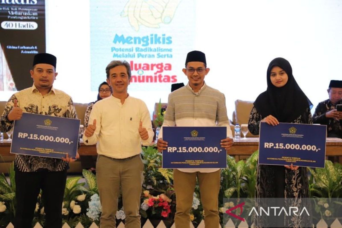 Kemenag serahkan Rp435 juta hadiah menulis buku keagamaan Islam