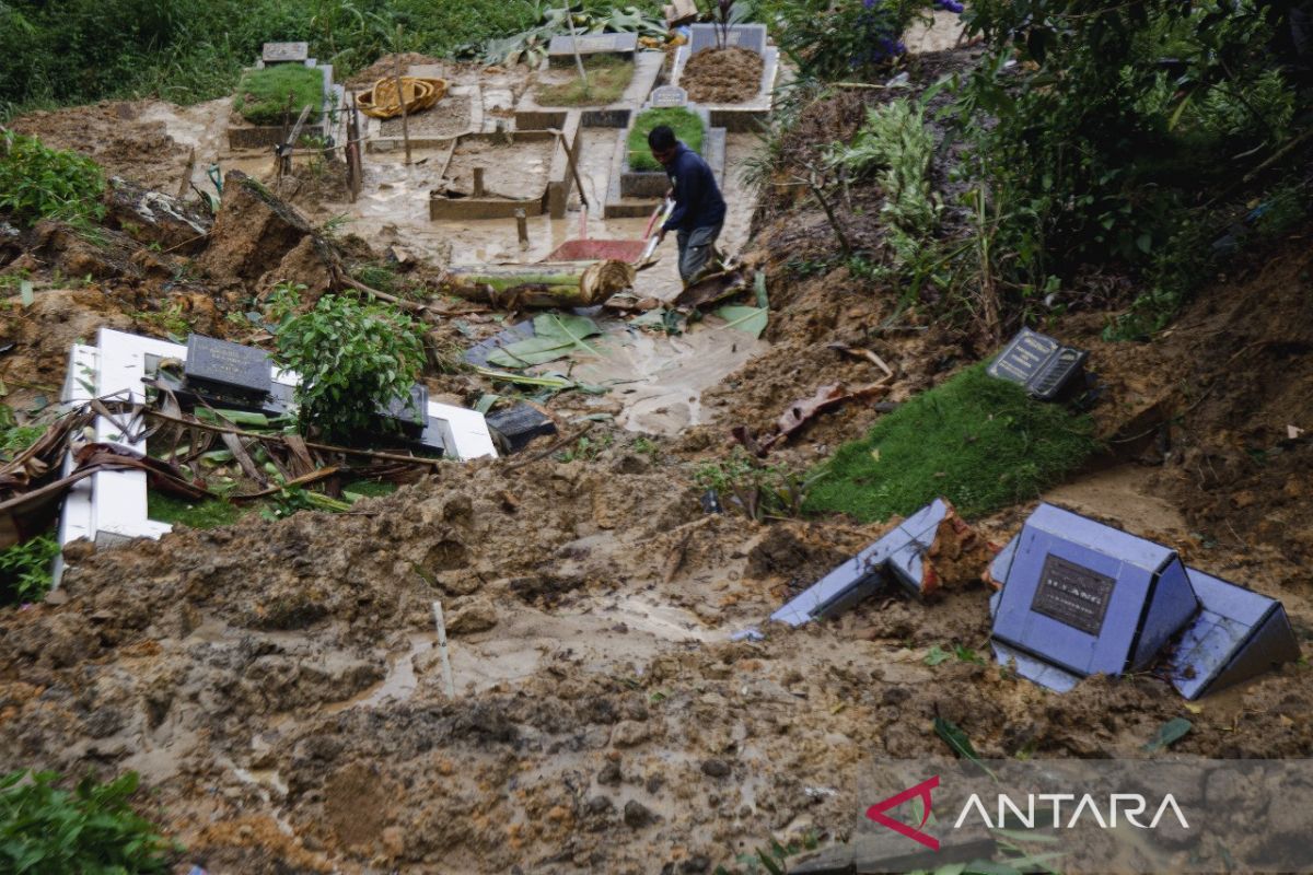 Makam tertimbun longsor di Batam