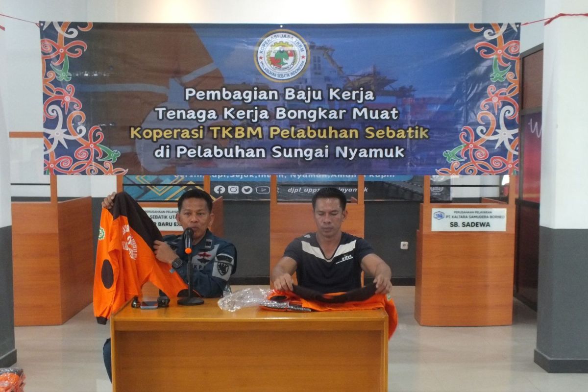 TKBM di Pelabuhan Sungai Nyamuk Nunukan Mendapat Pembagian Baju Kerja