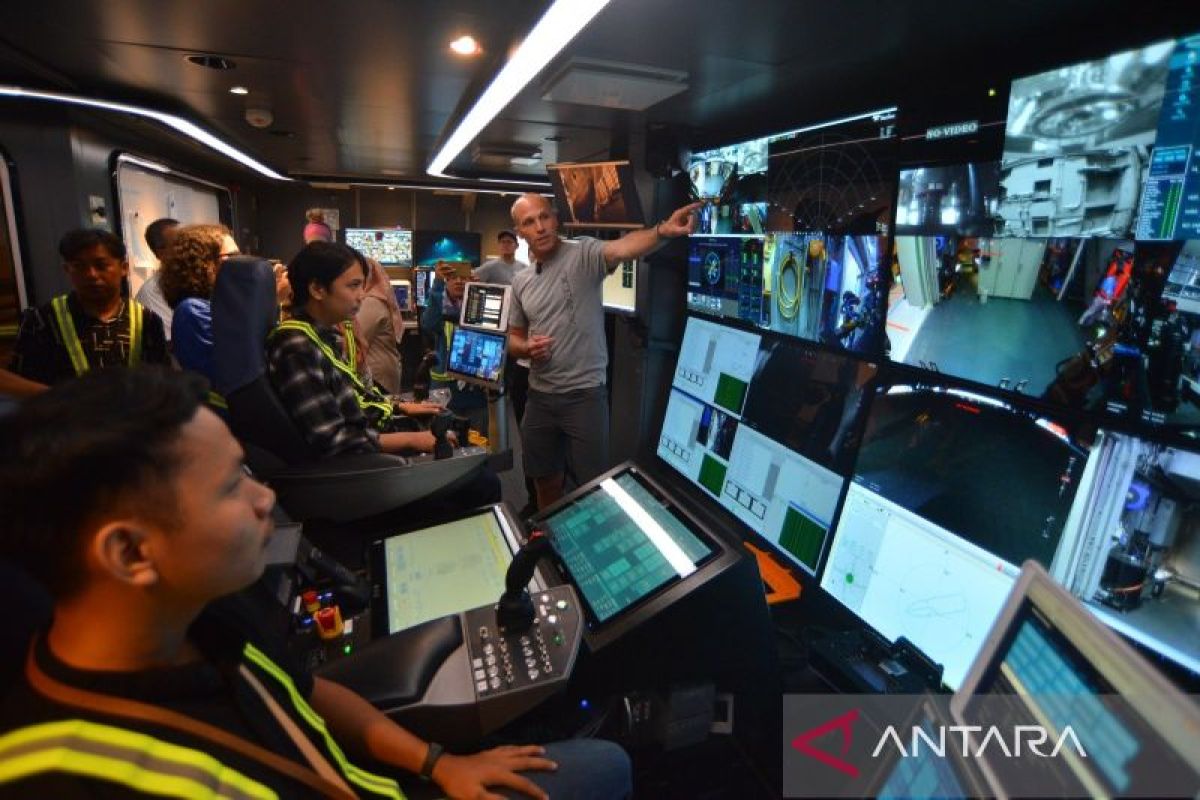 Melihat laut dalam Indonesia dari Kapal OceanXplorer