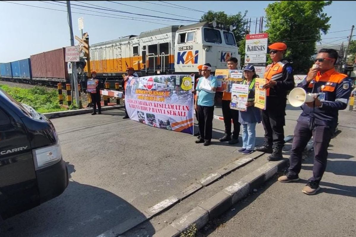 KAI Semarang sosialisasikan tertib berlalu lintas di perlintasan Anjasmoro