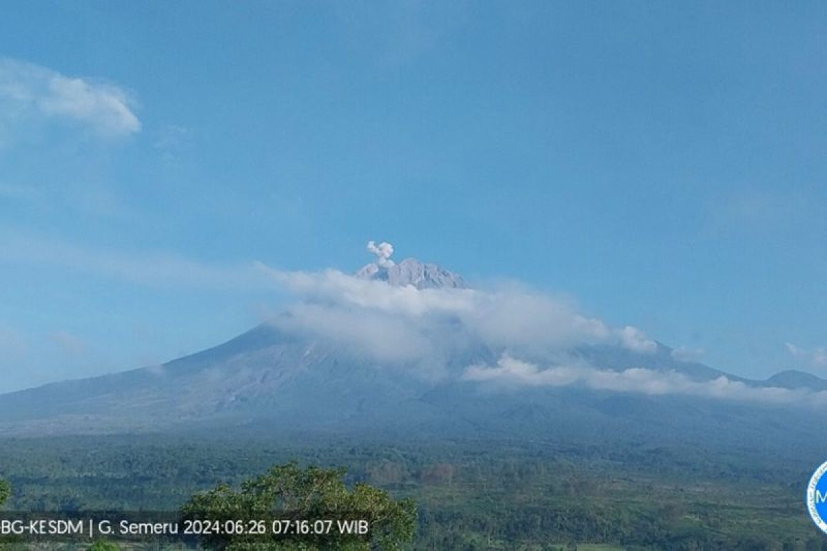 Gunung Semeru erupsi tinggi