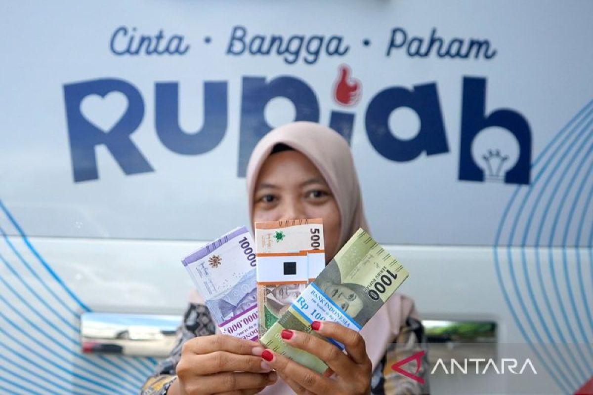 Nilai tukar rupiah hari ini turun seiring pasar antisipasi hasil RDG BI