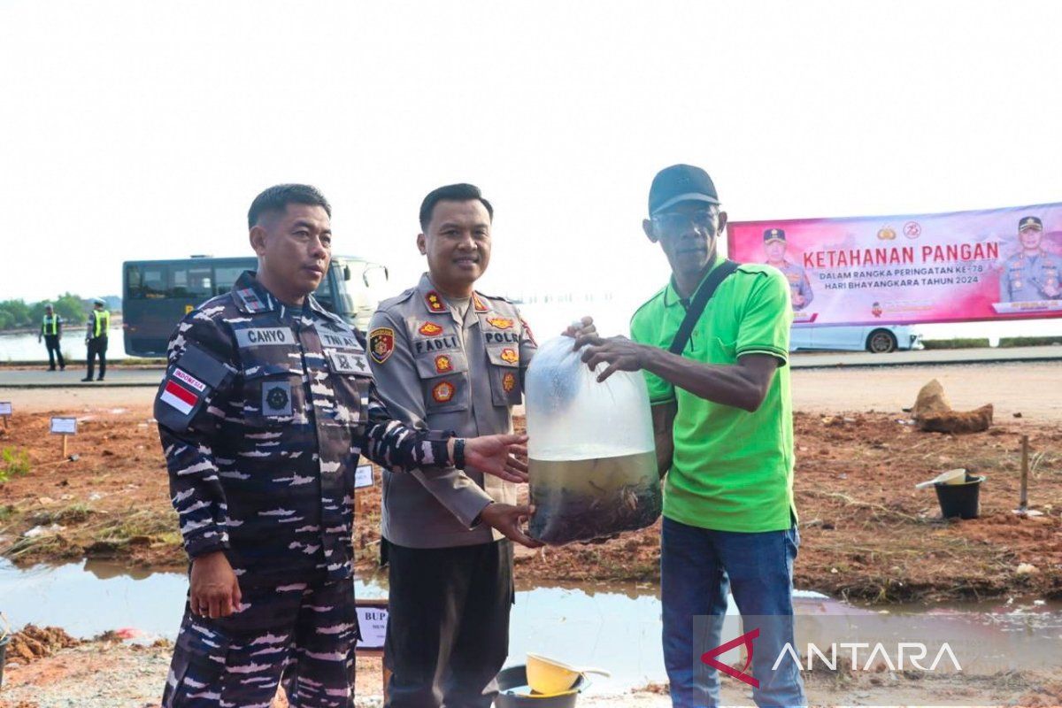 Polres Karimun berikan 2000 benih ikan lele ke masyarakat