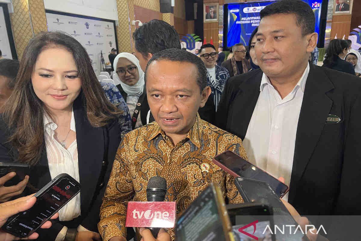 Menteri Investasi/Kepala Badan Koordinasi Penanaman Modal (BKPM) Bahlil Lahadalia diwawancara awak media di Jakarta, Kamis malam (27/6/2024). ANTARA/Harianto