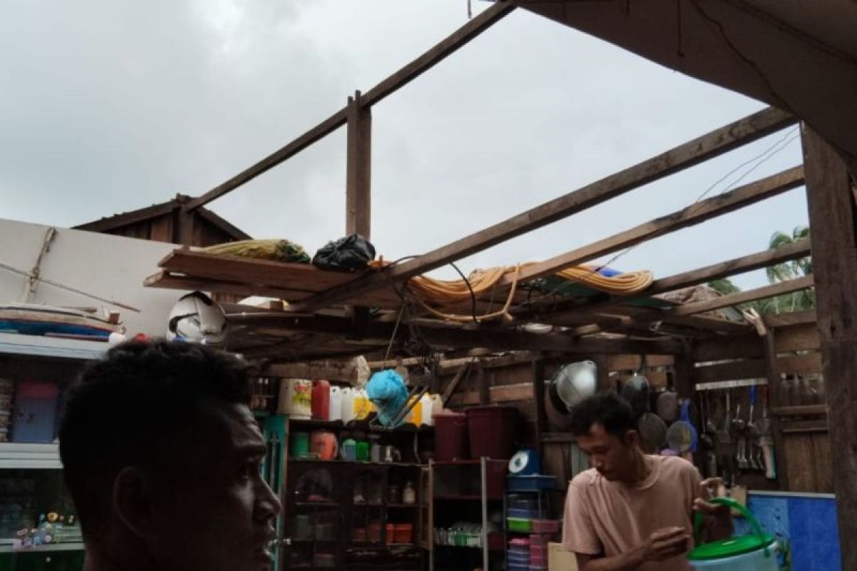 45 rumah terdampak cuaca ekstrem di Natuna