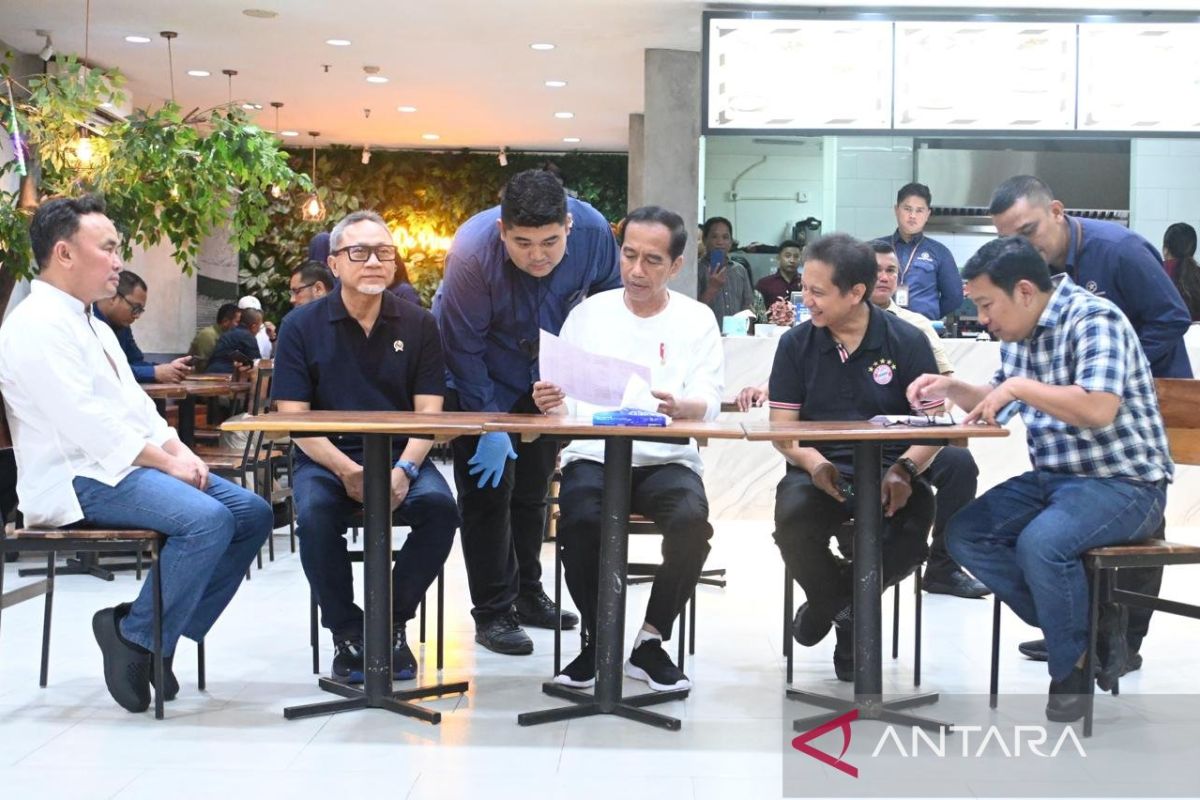 Presiden Jokowi dan sejumlah menteri sapa warga di Palangkaraya Mall