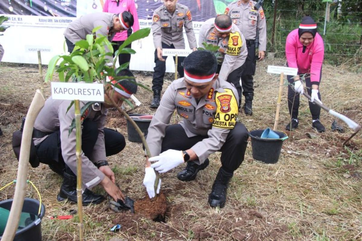 Polisi tanam seribu bibit pohon guna menjaga kualitas udara di Bandarlampung